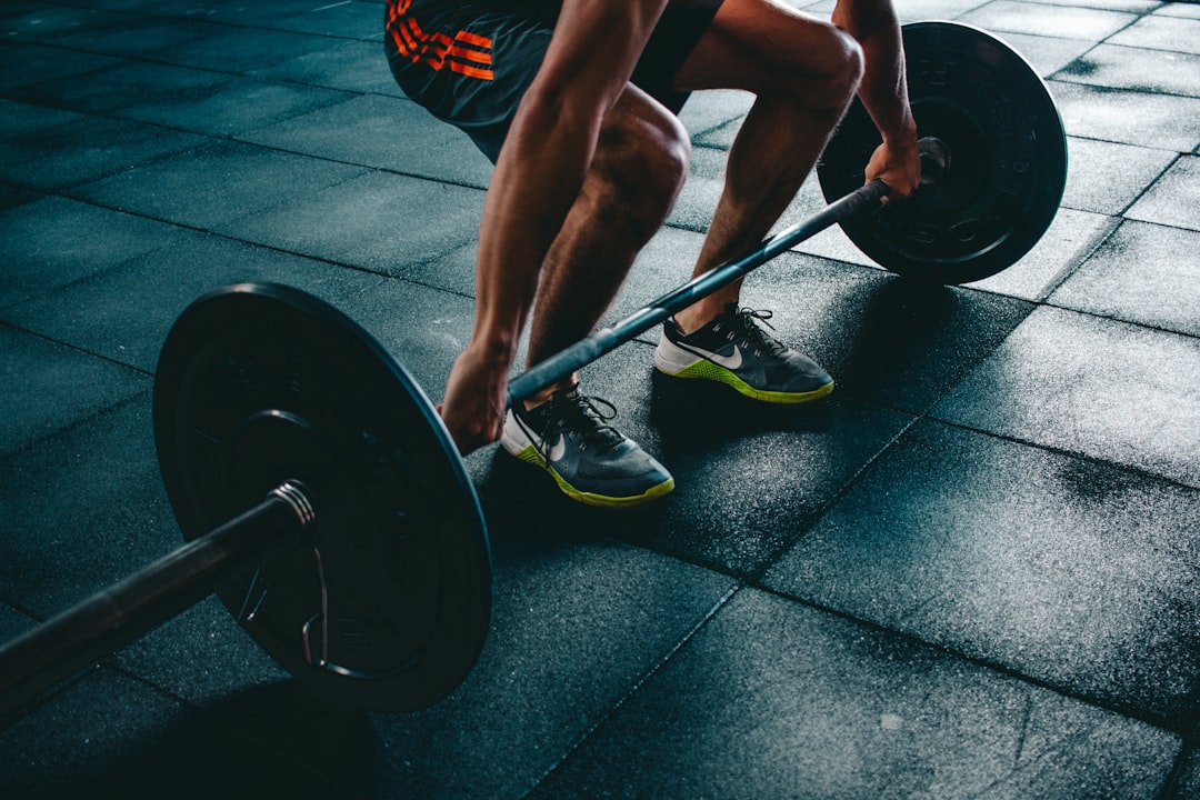 person-about-to-lift-the-barbel-wvdydxdzkhs